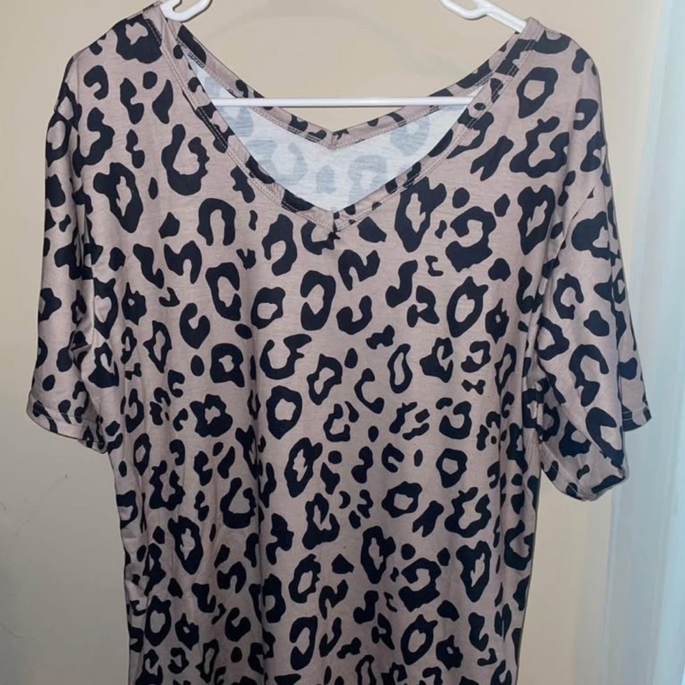 Leopard Print V Neck Women's Top - Picture 4 of 5
